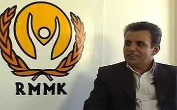 Mohammad Seddigh Kabouvand con il logo dell'Organizzazione dei diritti umani del Kuristan