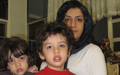 Narges Mohammadi con i due figli gemelli, Ali e Kiana (5 anni)