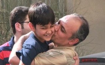 Ahmad Zeidabadi riabbraccia il figlioletto