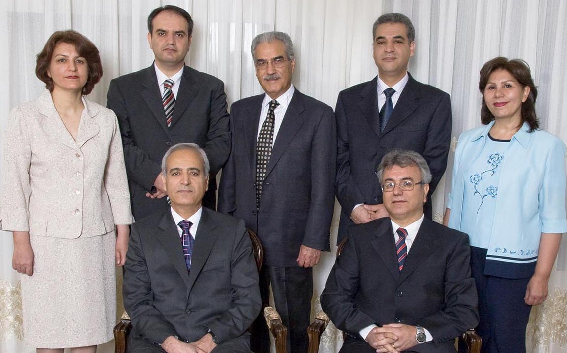 I 7 leader della comunità Baha'i iraniana, fotografati pochi mesi prima del loro arresto, avvenuto nel 2008. Da sinistra, seduti, Behrouz Tavakkoli e Saeed Rezaie. In piedi, sempre da sinistra, Fariba Kamalabadi, Vahid Tizfahm, Jamaloddin Khanjani, Afif Naeimi e Mahvash Sabet.