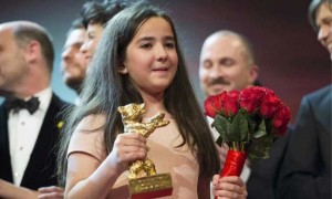 La nipote di Jafar Panahi ritira l'Orso d'Oro al Festival di Berlino
