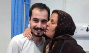 Hossein Ronaghi Maleki con sua madre